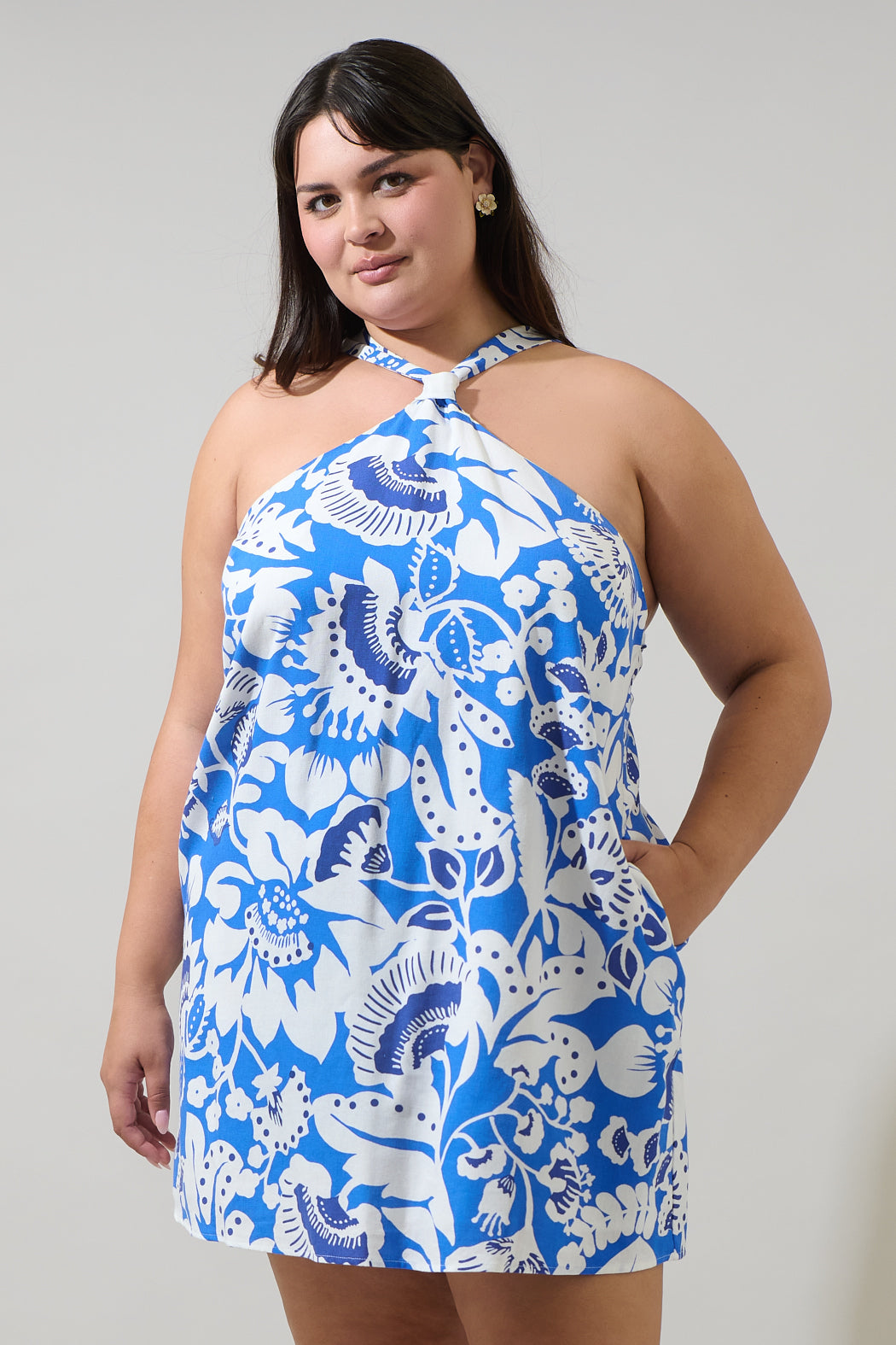 Ronan Floral Amory Halter Mini Dress Curve Blue-White / 3X by Sugarlips Ronan Floral Amory Halter Mini Dress Curve Blue-White / 3X by Sugarlips