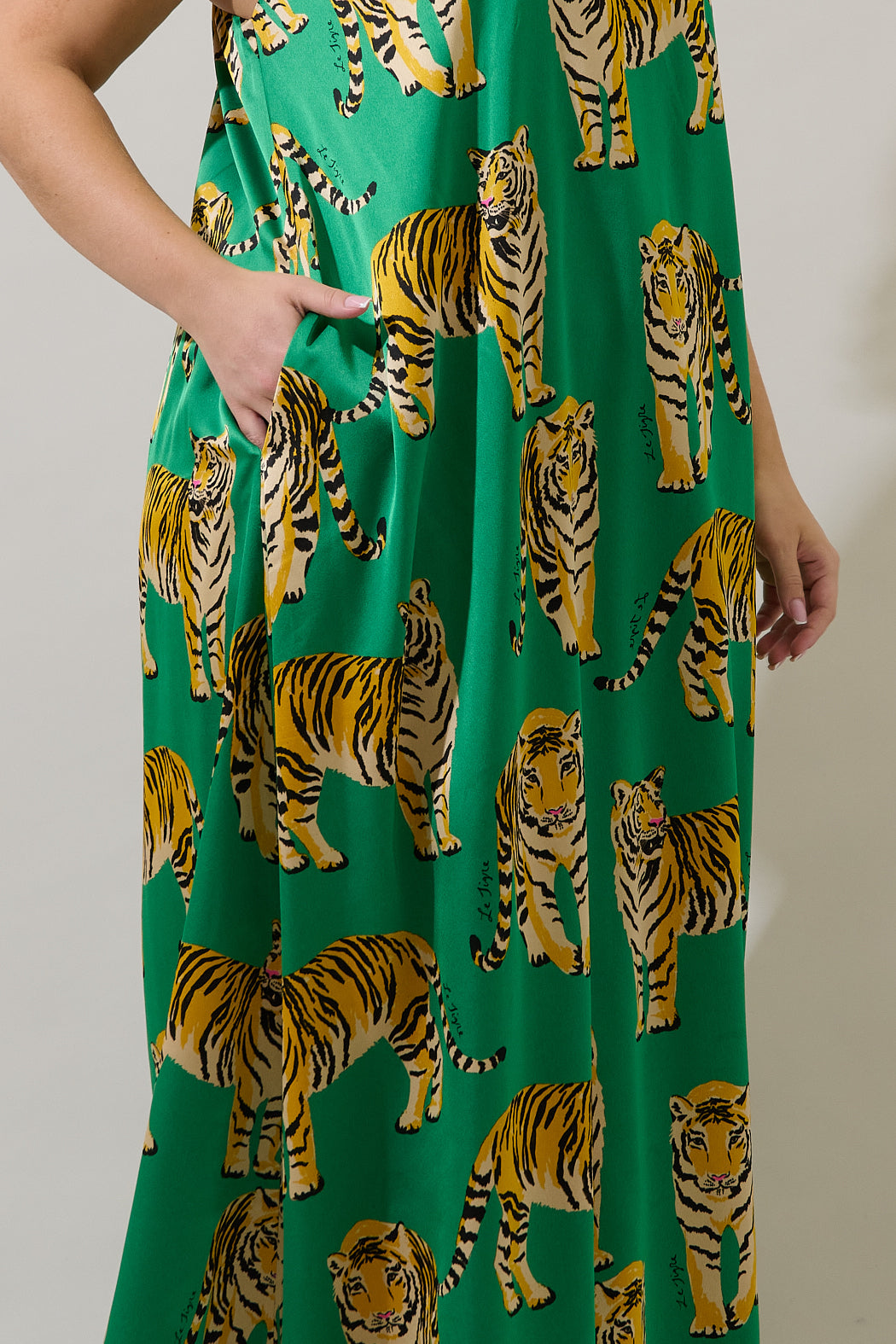 green dress with tigers Yes, its green. Yes, it has tigers. And yes, it has pockets You loved this dress so much we brought it back. Now available in green and more colors. Wearing a small with plenty of room.,