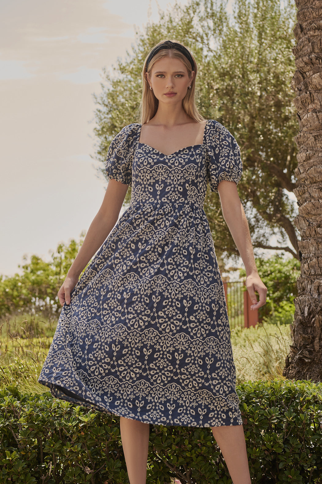 Viridiana Floral Eyelet Alessi Puff Sleeve Midi Dres Navy-White / Xs by Sugarlips Viridiana Floral Eyelet Alessi Puff Sleeve Midi Dres Navy-White / Xs by Sugarlips